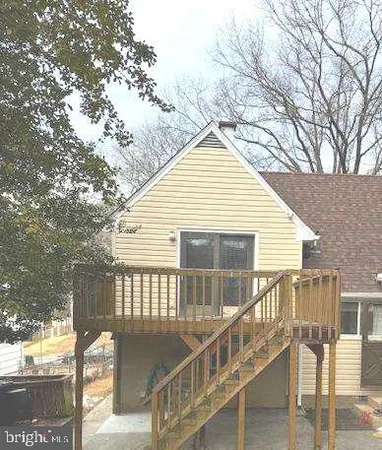 a view of a house with backyard