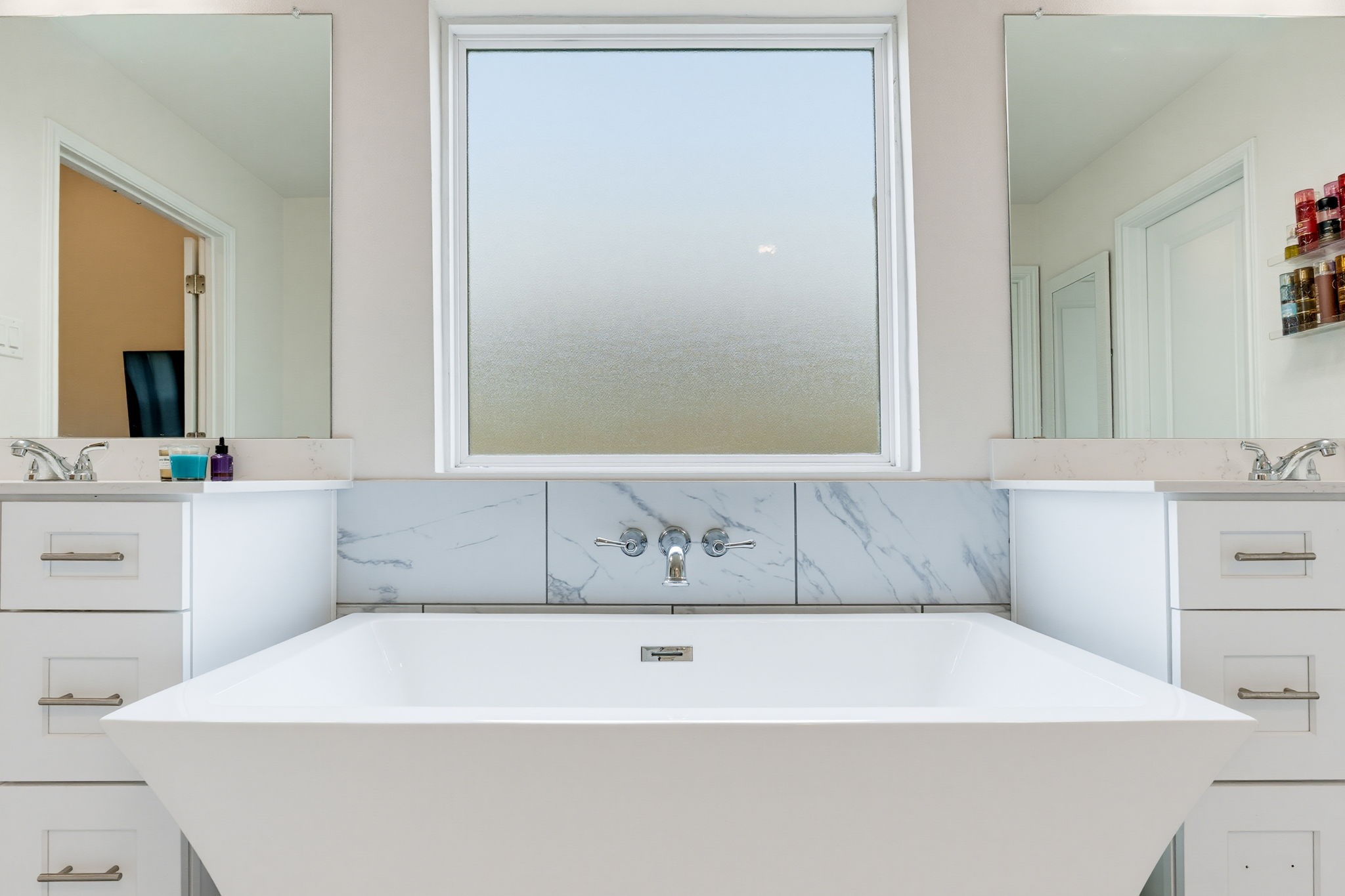 316 Windstar Road Liberty Hill, TX 78642 - Photo 17 of 27 a bathroom with a bathtub and a sink