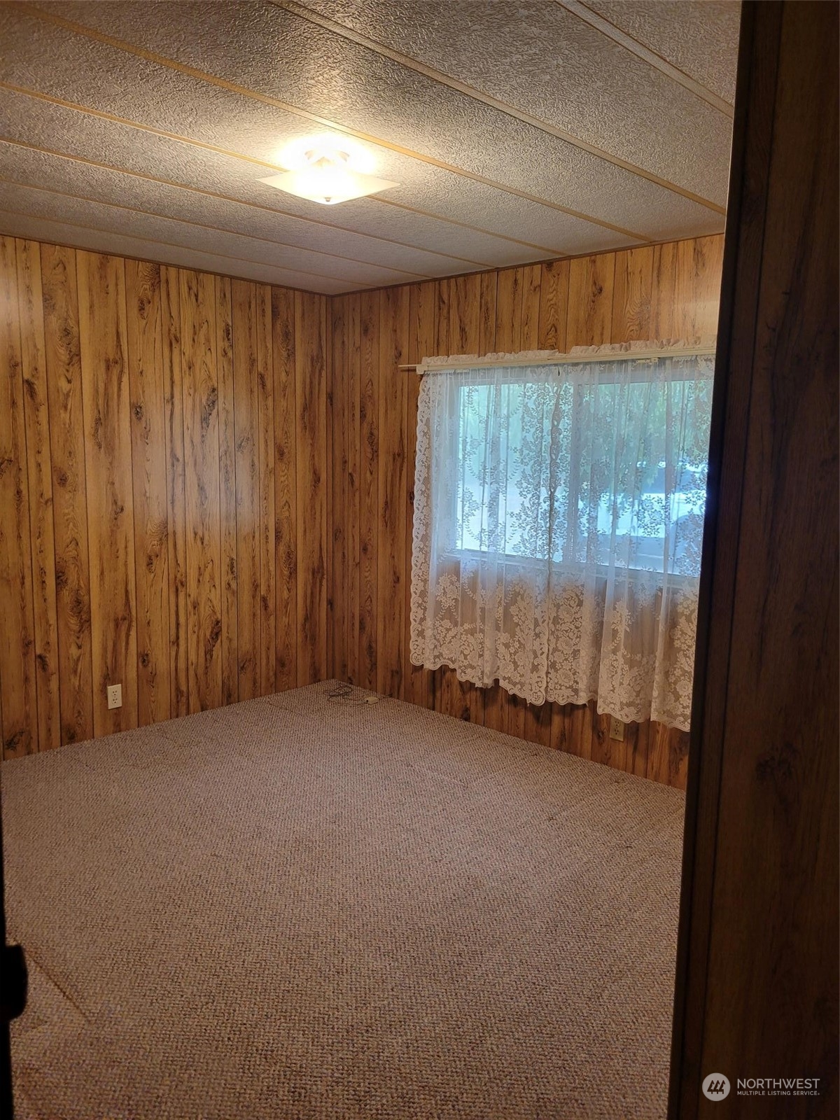 119-13 Peterson Road, Unit 13 Chehalis, WA 98532 - Photo 11 of 31 an empty room with windows