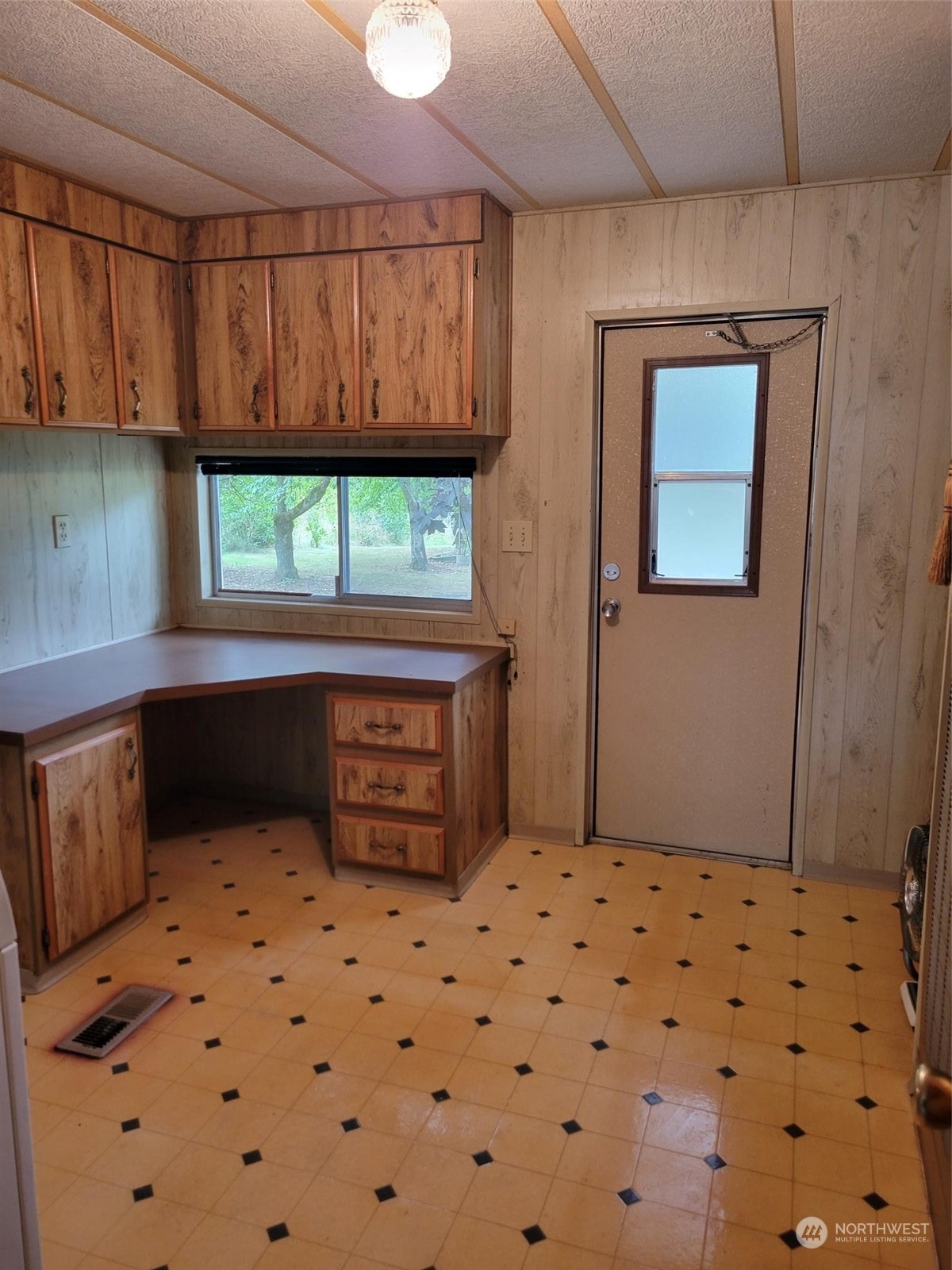 119-13 Peterson Road, Unit 13 Chehalis, WA 98532 - Photo 5 of 31 a bedroom with a bed and a window
