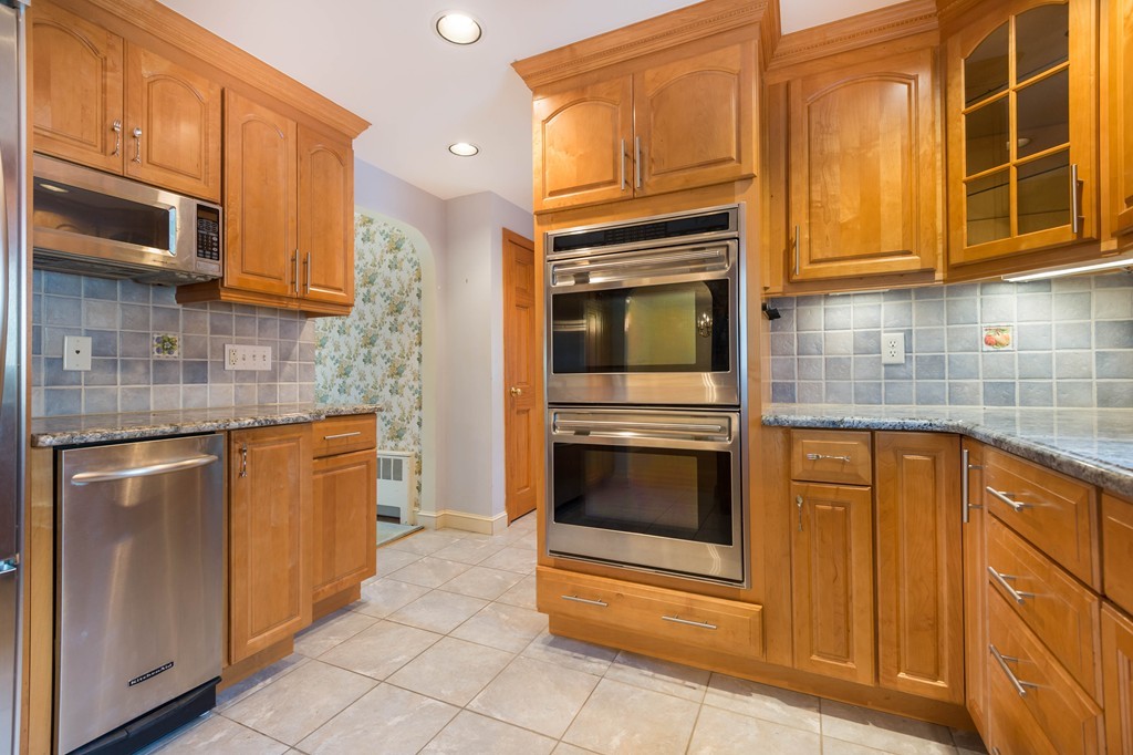 33 Endicott Road Stoneham, MA 02180 - Photo 9 of 23 Gallery Image 9