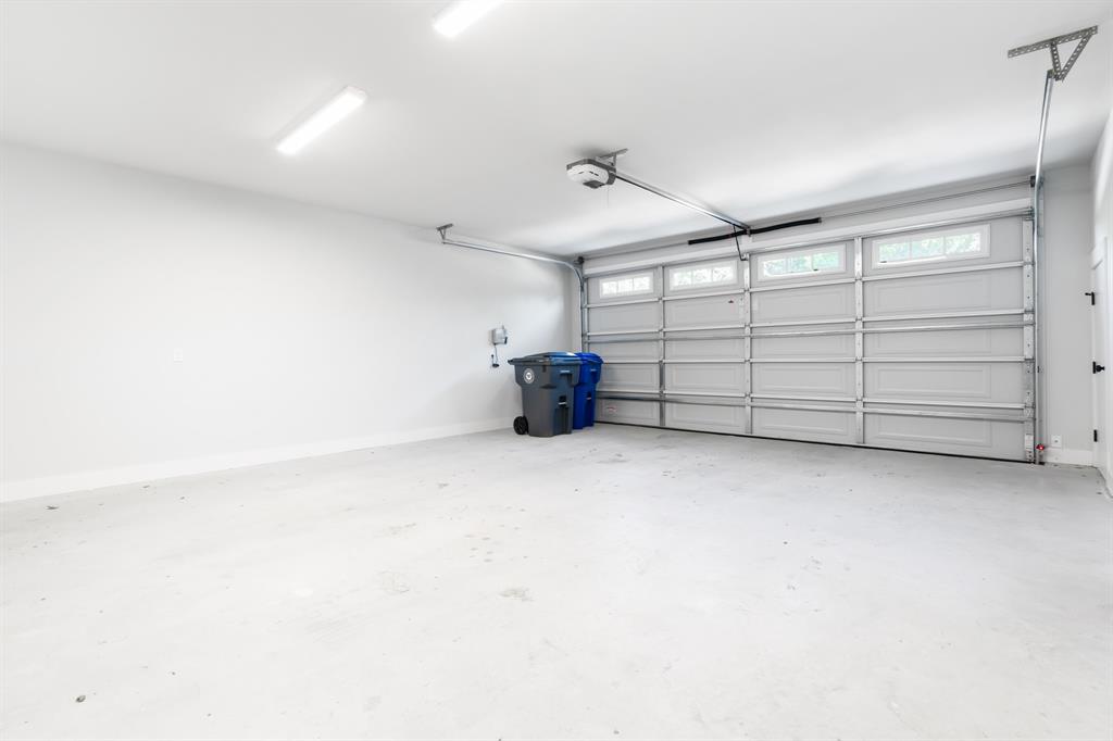 425 Proctor Avenue Waco, TX 76708 - Photo 28 of 33 a view of a garage