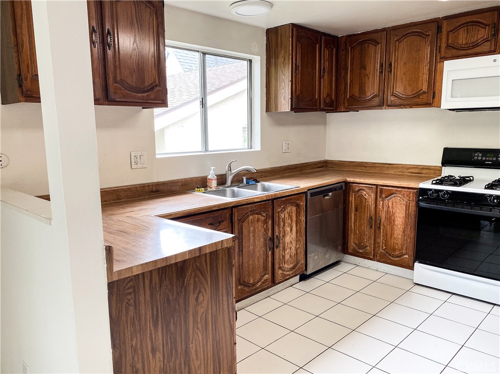 34072 Mazo Drive Dana Point, CA 92629 - Photo 17 of 73 Upper unit's kitchen