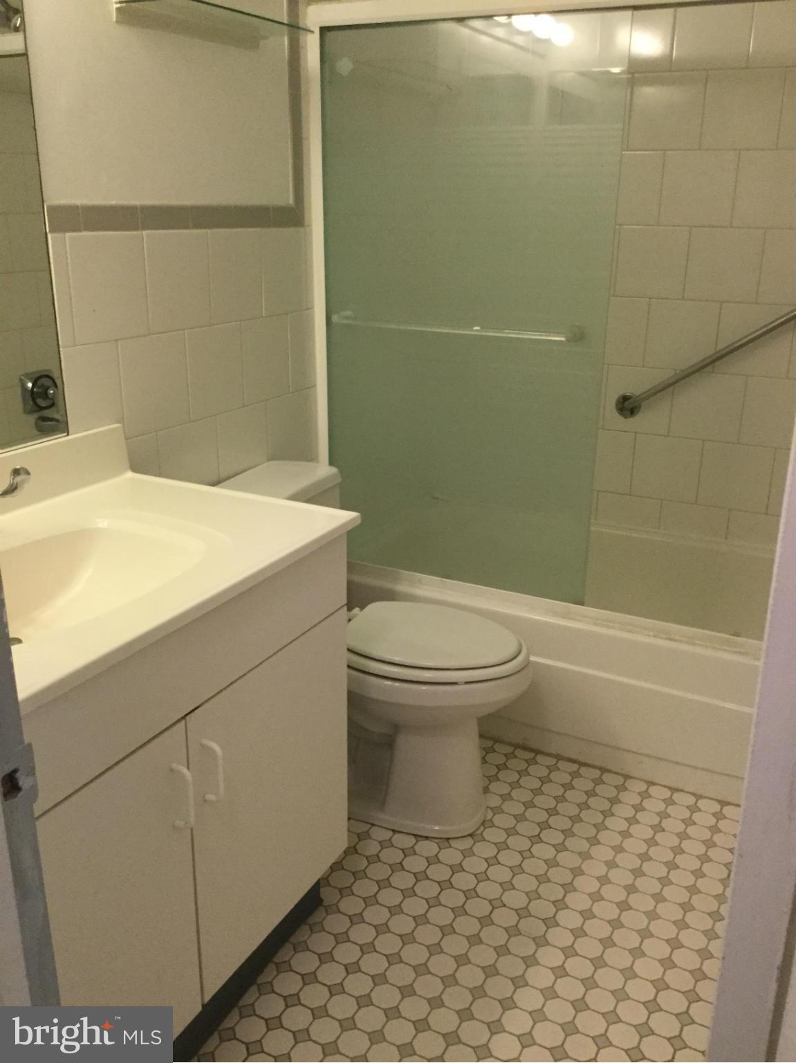 21 Hamill Road, Unit 21E Baltimore, MD 21210 - Photo 15 of 20 Bath