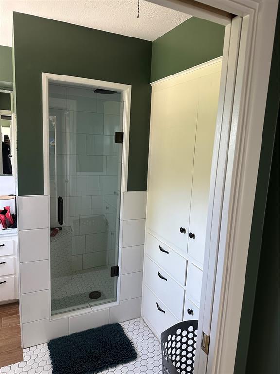 505 High Road Coleman, TX 76834 - Photo 19 of 38 a bathroom with a shower