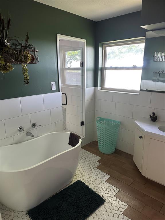 505 High Road Coleman, TX 76834 - Photo 20 of 38 a bathroom with a bathtub sink and window
