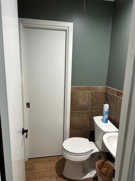505 High Road Coleman, TX 76834 - Photo 22 of 38 a white toilet sitting next to a shower