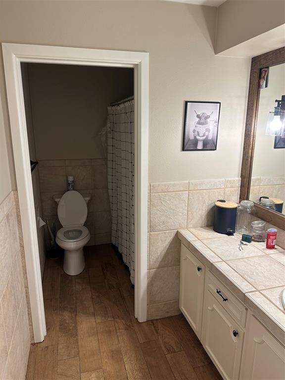 505 High Road Coleman, TX 76834 - Photo 24 of 38 a bathroom with a granite countertop toilet sink and mirror