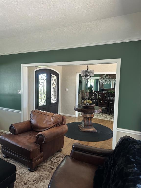 505 High Road Coleman, TX 76834 - Photo 10 of 38 a living room with furniture and a potted plant
