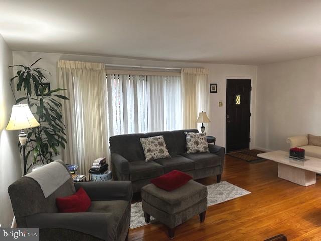 8560 Castor Avenue Philadelphia, PA 19152 - Photo 4 of 34