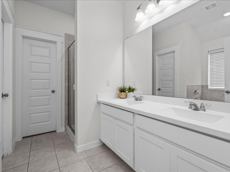 9203 Waldrick Trace Drive Rosharon, TX 77583 - Photo 25 of 35 a bathroom with a sink and a mirror
