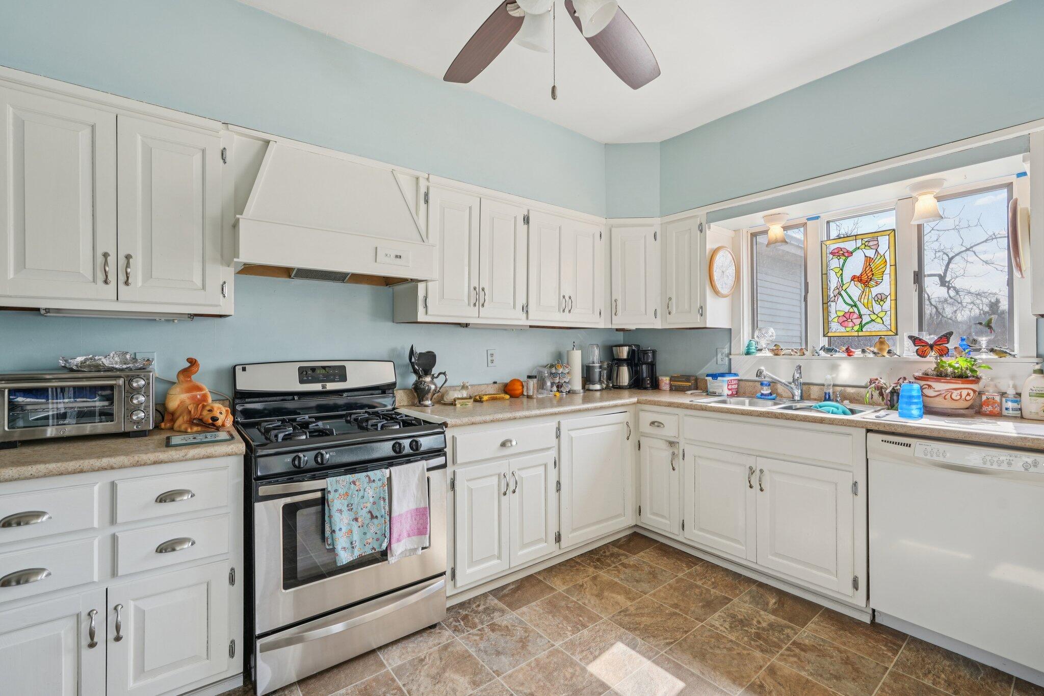 S102-w33389 County Road East Mukwonago, WI 53149 - Photo 15 of 49 Kitchen