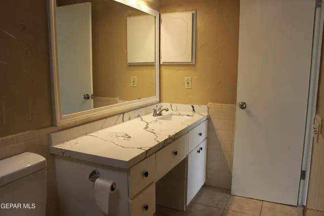 a bathroom with a toilet
