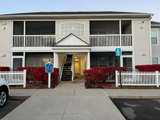 $2,100 | 2652 South Knightsbridge Circle, Ann Arbor, MI 48105