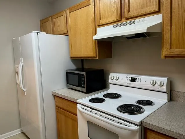 $2,100 | 2652 South Knightsbridge Circle, Ann Arbor, MI 48105