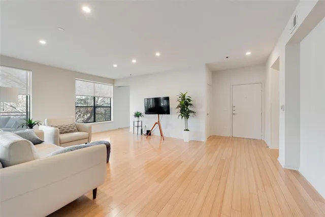 $3,500 | 4111 Gilbert Avenue, Unit 212, Dallas, TX 75219