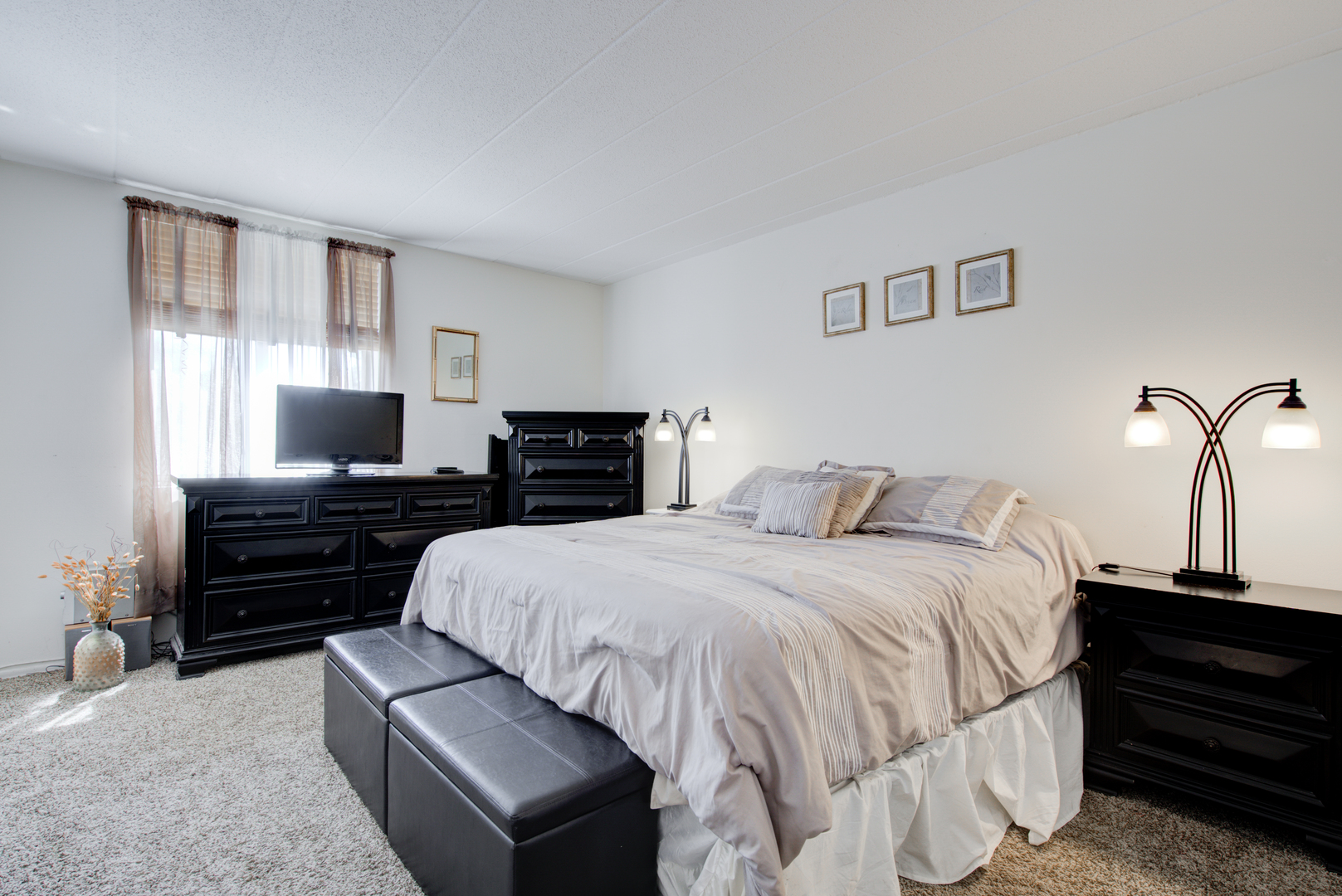 100 West Butterfield Road, Unit 512N Elmhurst, IL 60126 - Photo 8 of 16 a bedroom with a bed and dresser
