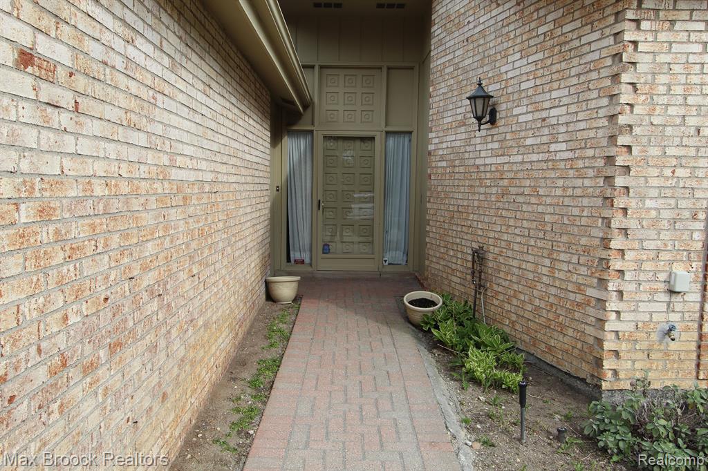 7187 Suncrest Road West Bloomfield, MI 48322 - Photo 5 of 27