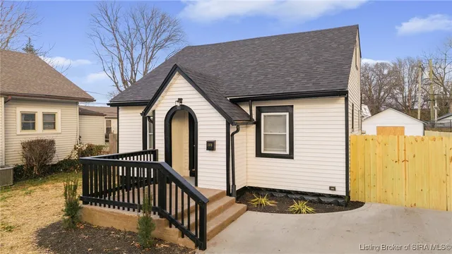 $228,600 | 108 South Oak Street, Clarksville, IN 47129