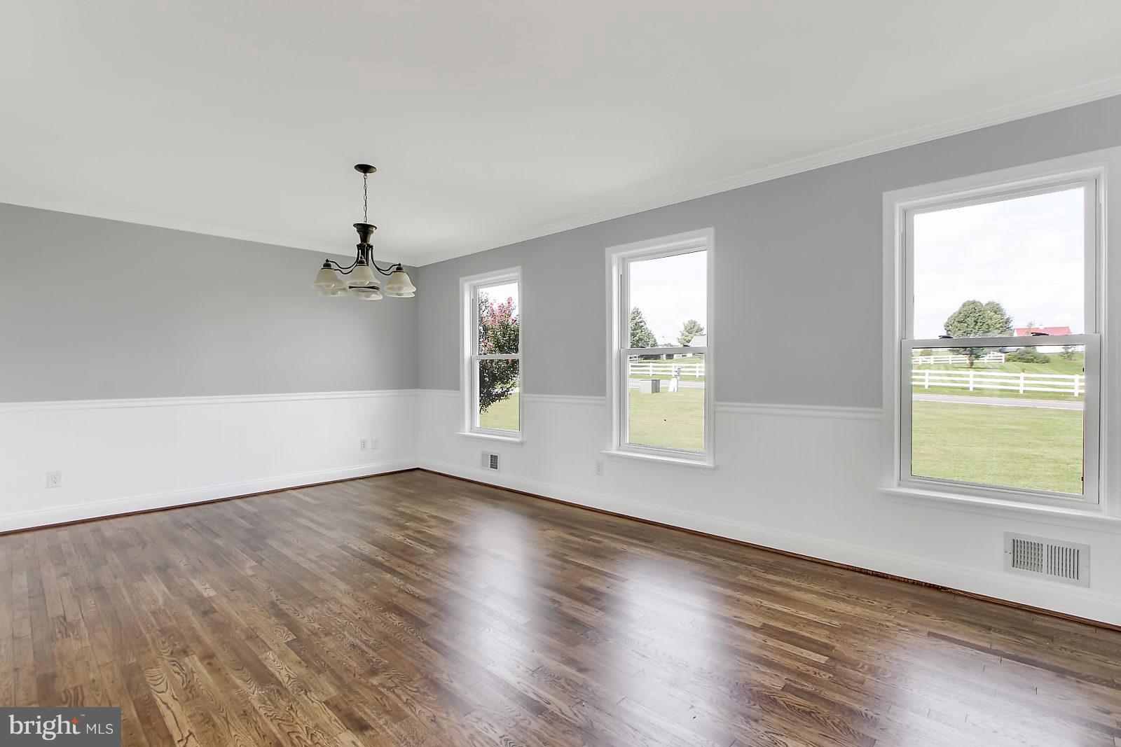 8623 Hunt Club Road Thurmont, MD 21788 - Photo 3 of 25 Living Room
