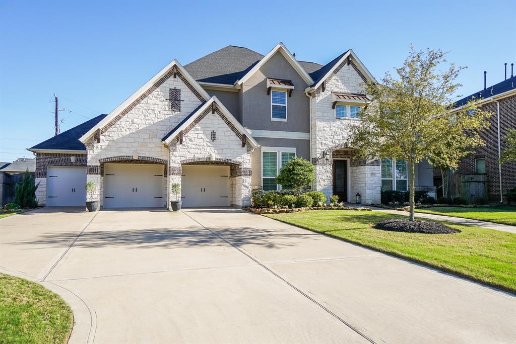 Beautiful Trendmaker home located in a privileged location at Cross Creek Ranch