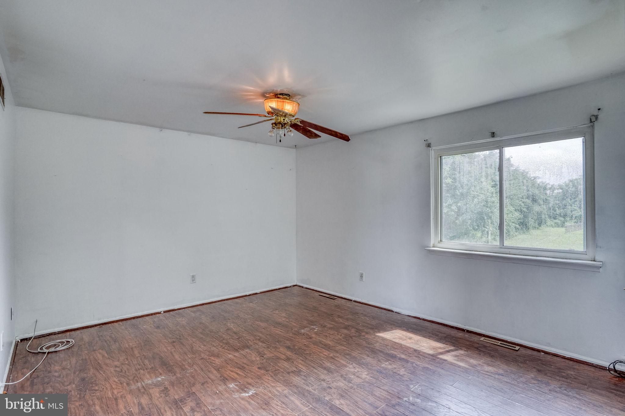 8 Yorktown Road New Castle, DE 19720 - Photo 15 of 22 Spacious room with natural light.