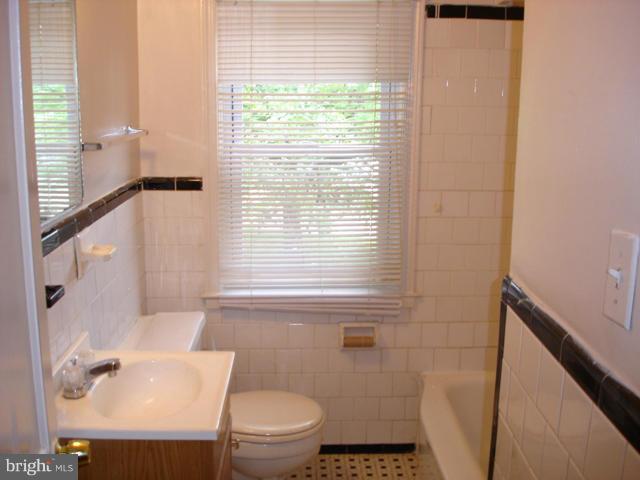 1061 Cameron Road Baltimore, MD 21212 - Photo 6 of 8 a bathroom with a toilet a sink and a bathtub