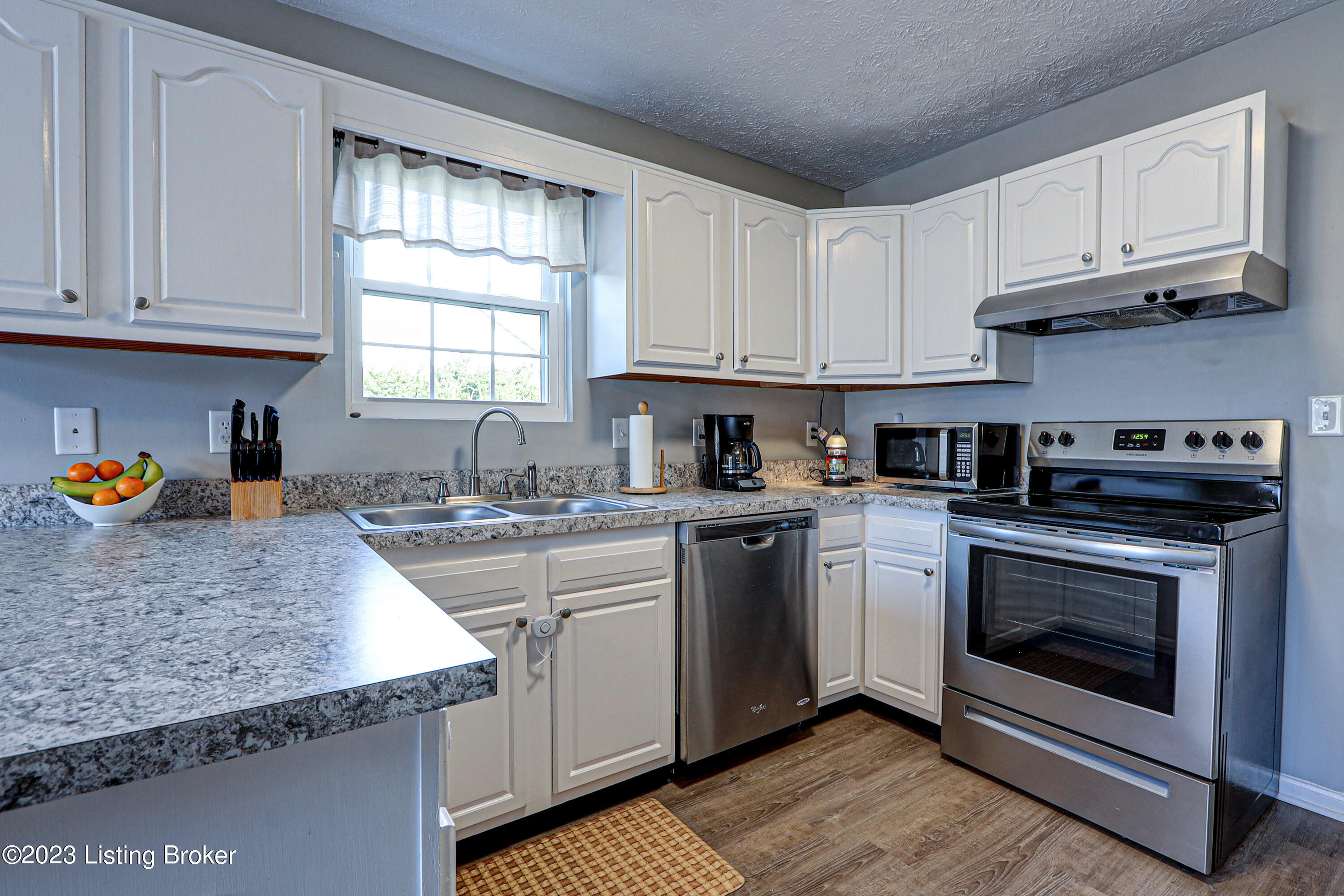 11104 Meadow Run Road Louisville, KY 40229 - Photo 14 of 39 Kitchen 3