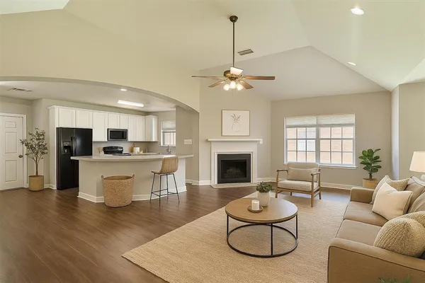 $2,200 | 1825 East Prien Lake Road, Lake Charles, LA 70601