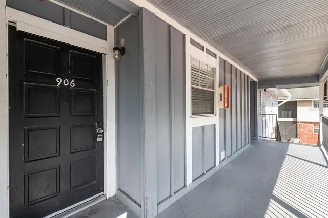 $1,695 | 200 Country Club Drive, Unit 906, Largo, FL 33771