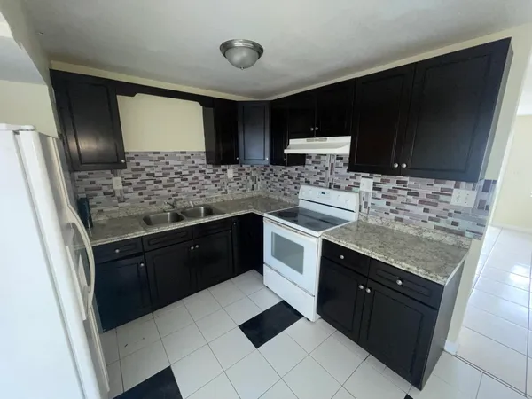 $2,400 | 5320 Harriet Place, West Palm Beach, FL 33407