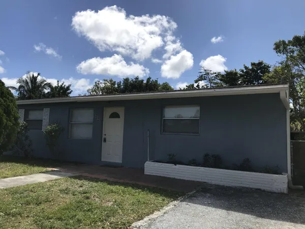 $2,400 | 5320 Harriet Place, West Palm Beach, FL 33407