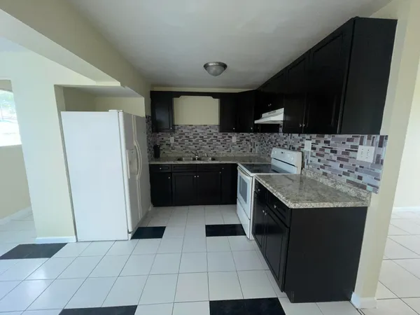 $2,400 | 5320 Harriet Place, West Palm Beach, FL 33407