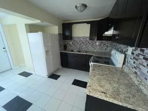 $2,400 | 5320 Harriet Place, West Palm Beach, FL 33407