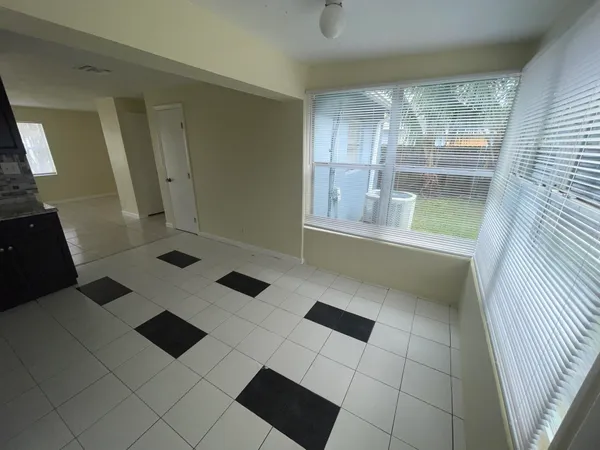$2,400 | 5320 Harriet Place, West Palm Beach, FL 33407
