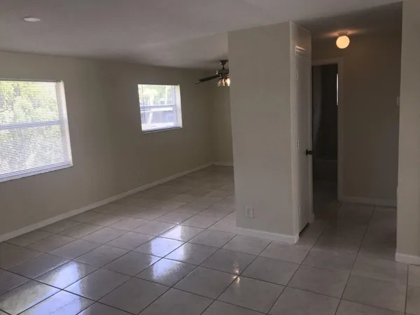 $2,400 | 5320 Harriet Place, West Palm Beach, FL 33407