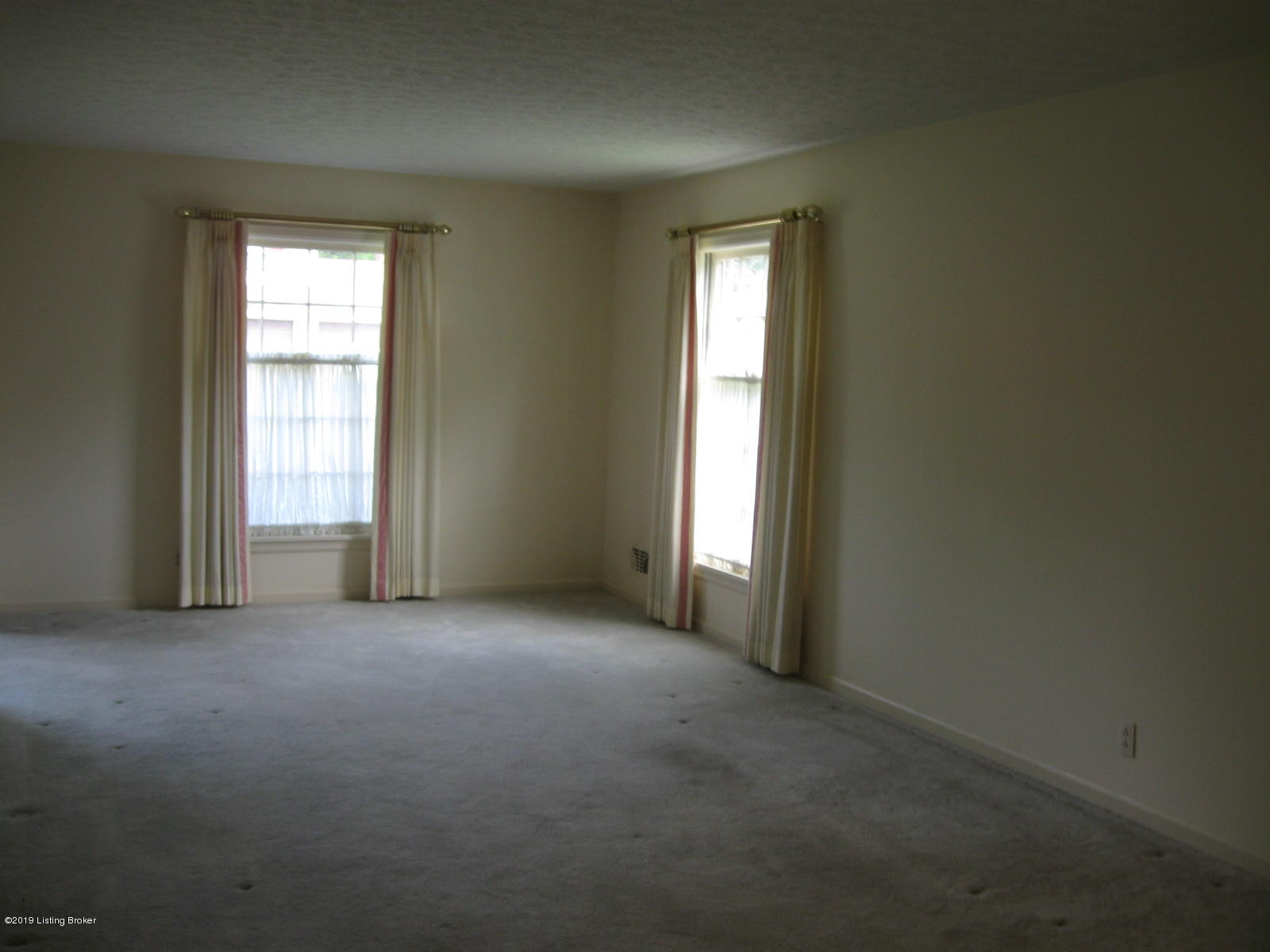 9004 Cardiff Road Louisville, KY 40242 - Photo 4 of 12 Living Rm