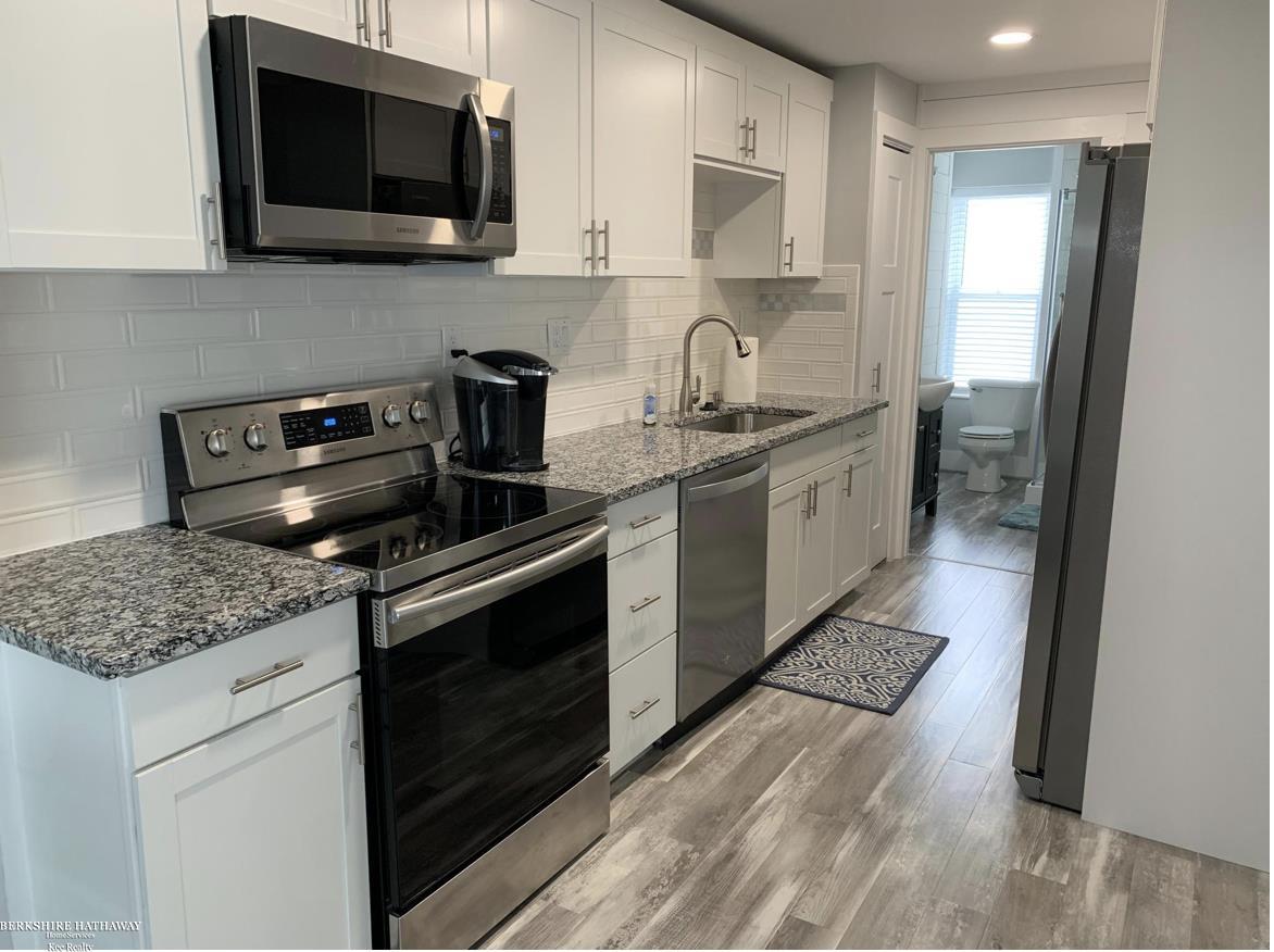 48677 Sugarbush Road New Baltimore, MI 48047 - Photo 22 of 37 Kitchen, fully updated.