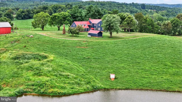 a view of a bench in a field