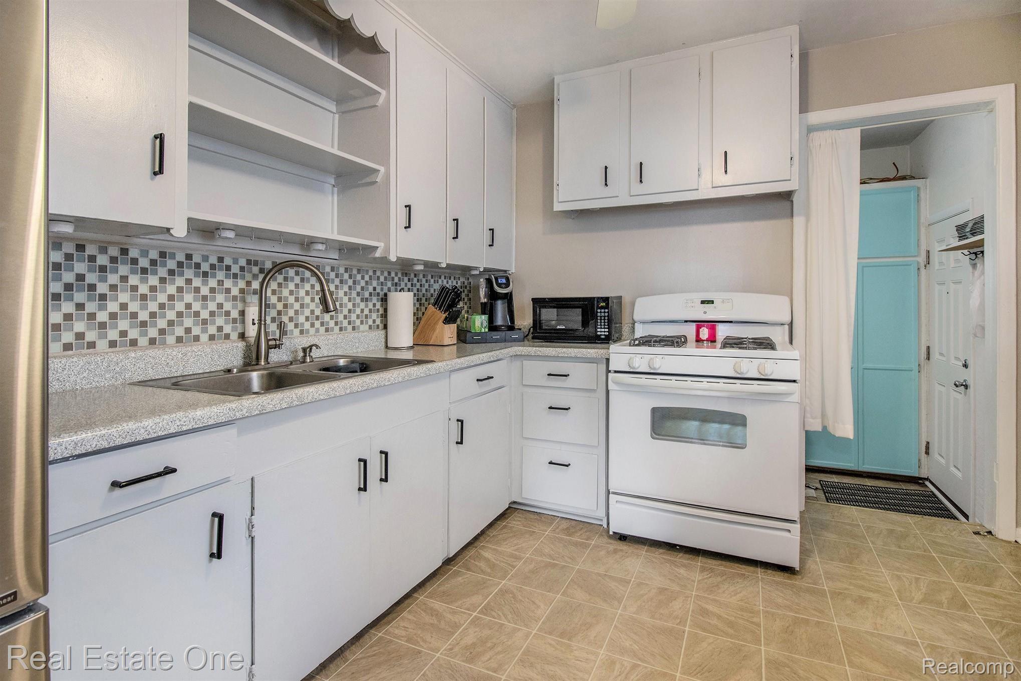 21164 Rensselaer Street Farmington, MI 48336 - Photo 5 of 15 Kitchen 1.jpg