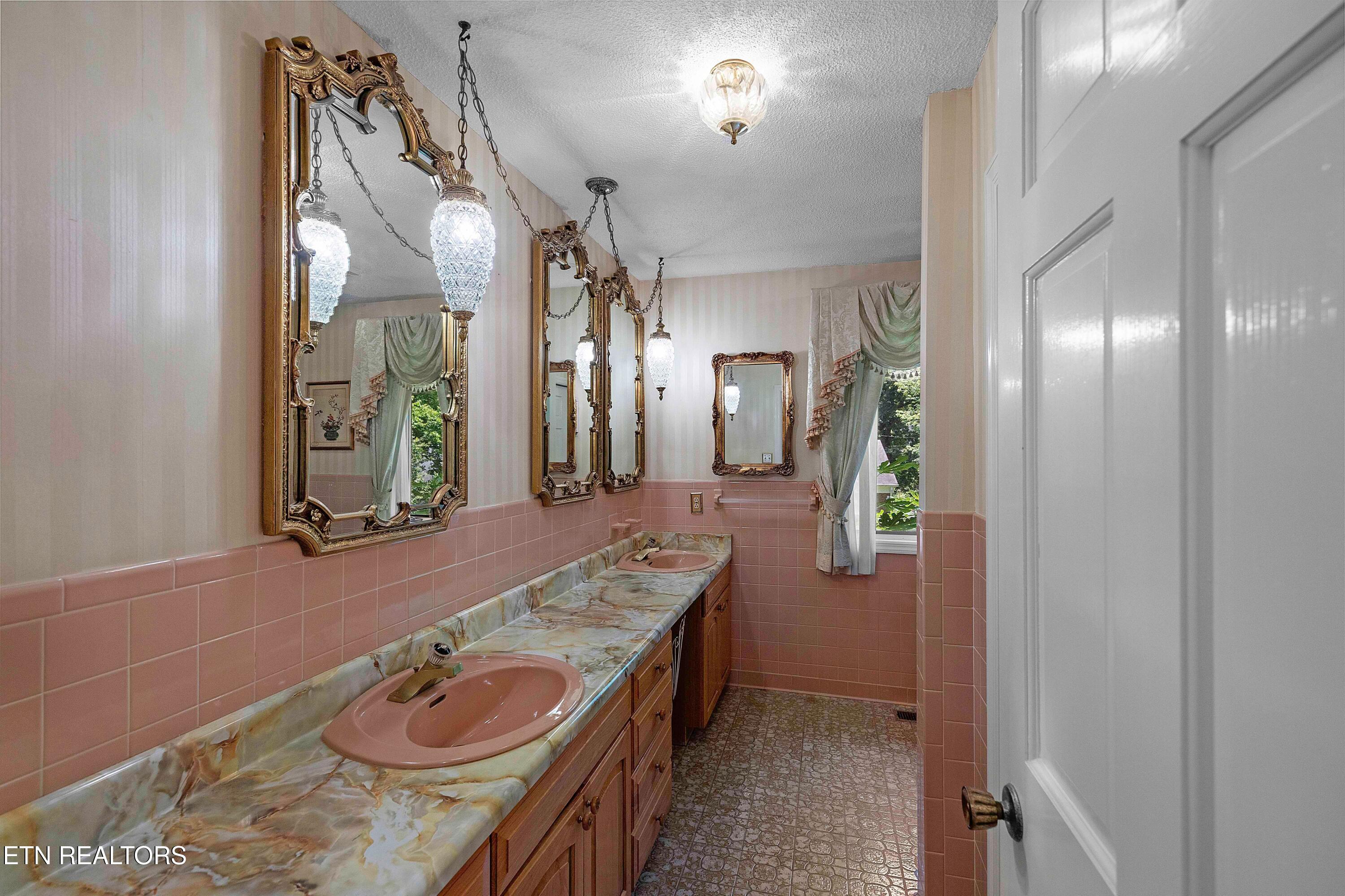 601 Broome Road Northwest Knoxville, TN 37909 - Photo 25 of 37 primary bath