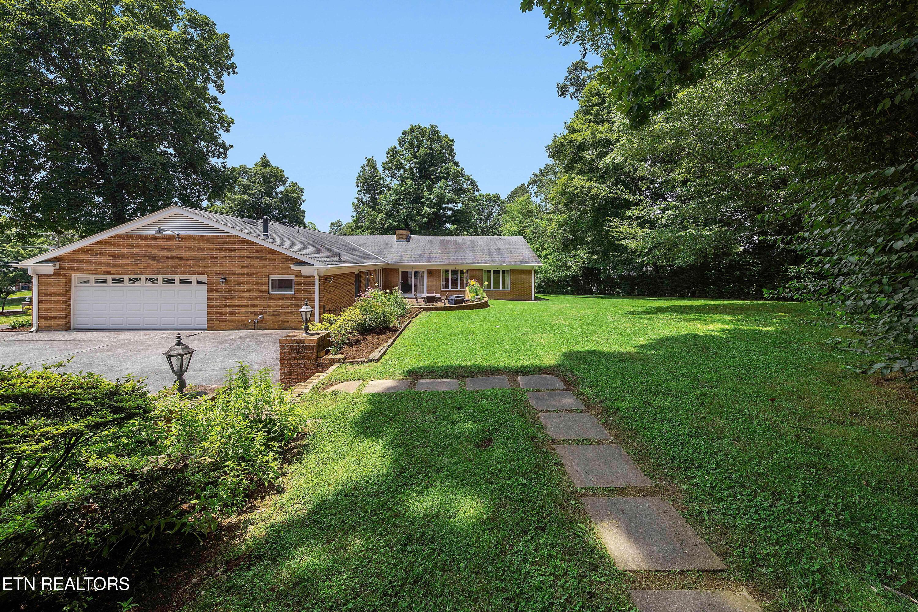 601 Broome Road Northwest Knoxville, TN 37909 - Photo 3 of 37 level backyard