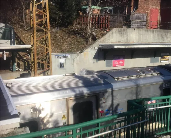 a view of entryway and kitchen