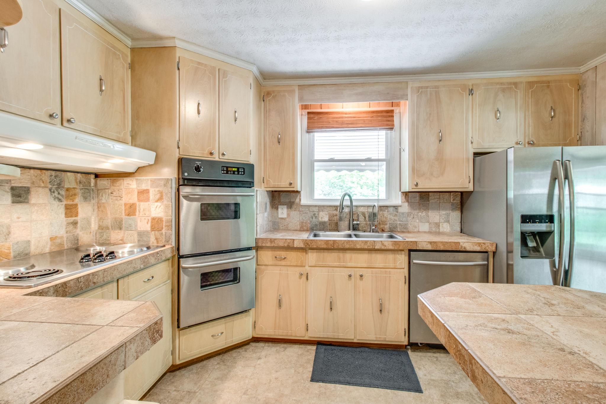 711 Starlit Road Nashville, TN 37205 - Photo 6 of 21 Stainless appliances including refrigerator!