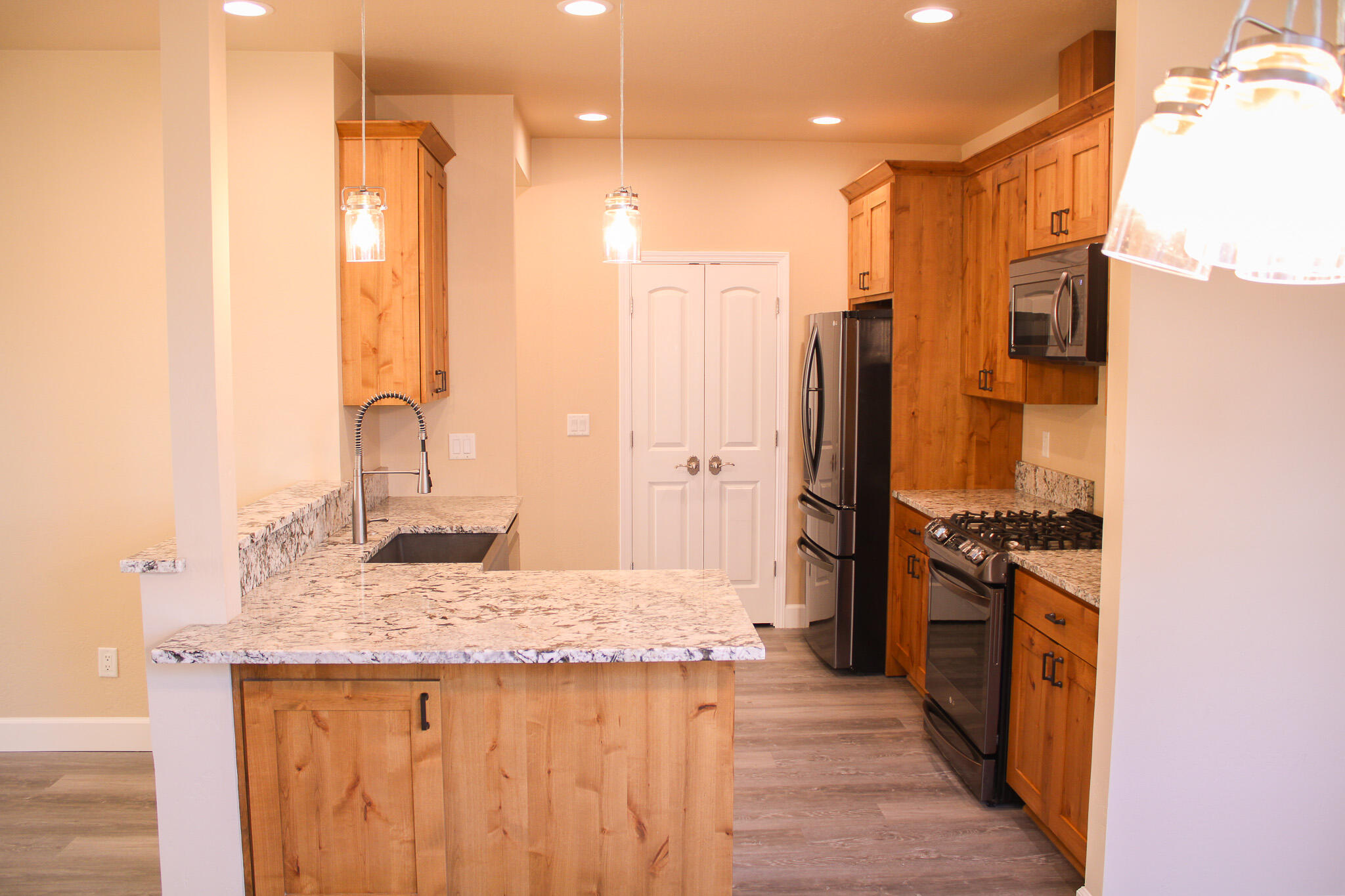 237 Willow Way Talent, OR 97540 - Photo 8 of 28 Kirt Real Estate 2025-67