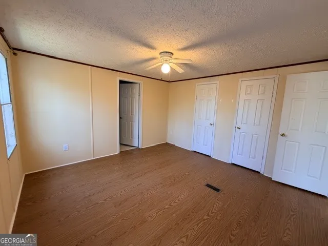 a view of a livingroom with furniture and a ceiling fan