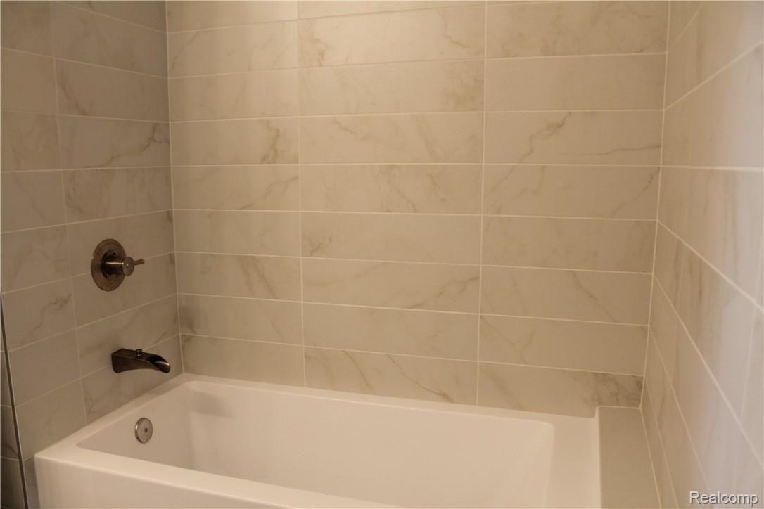 29204 Utley Road Farmington, MI 48334 - Photo 42 of 52 soaker tub