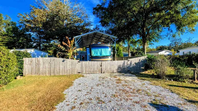 a view of a backyard