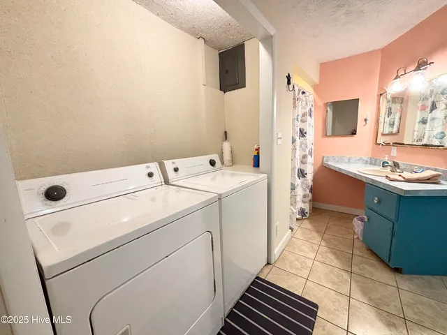 $1,400 | 404 Norton Street, Oak Island, NC 28465