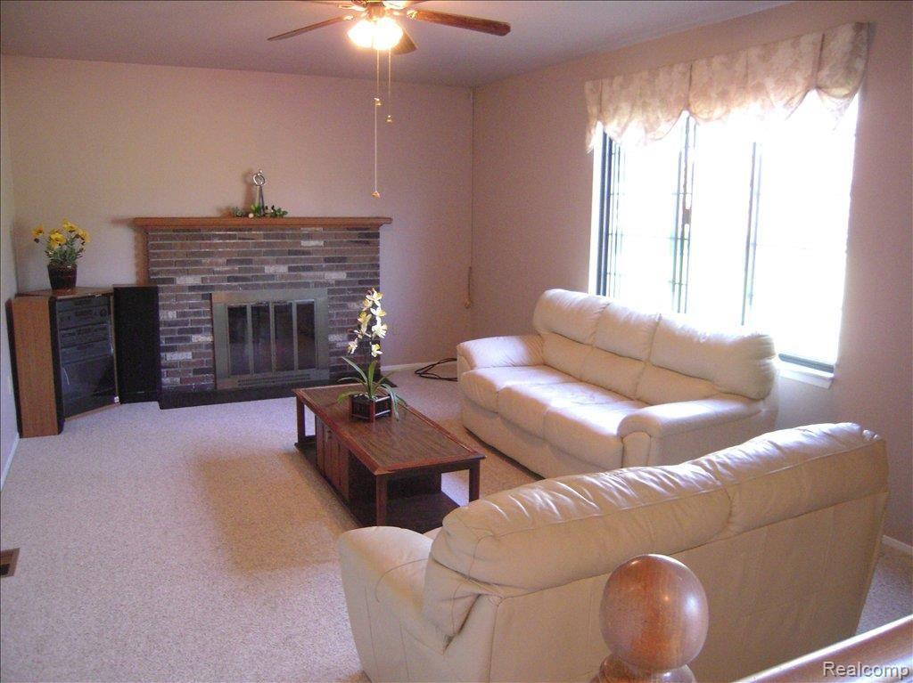 125 Foxboro Drive Rochester, MI 48309 - Photo 6 of 25 Family Room
